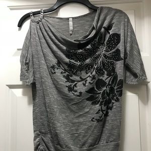 Womens gray flower top size Small